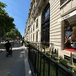 Champs-Élysées, Avenue Montaigne