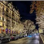 Champs-Élysées, Avenue Montaigne