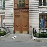 Champs-Élysées, Avenue Montaigne